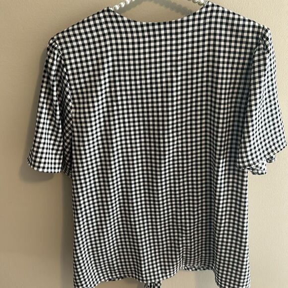 Ann Taylor V Neck Button Up Tie Waist Top. Size Large - Picture 4 of 5